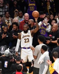  詹姆斯常规赛总得分突破四万分大关  