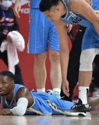  尼姆中场组织乏力，客场溃败暴露体系缺陷