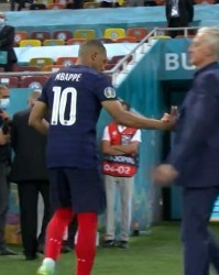  姆巴佩梅开二度助球队取胜，法甲射手榜强势登顶  