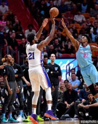  巴特勒关键球热火险胜尼克斯  