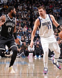  东契奇40+三双独行侠登顶  