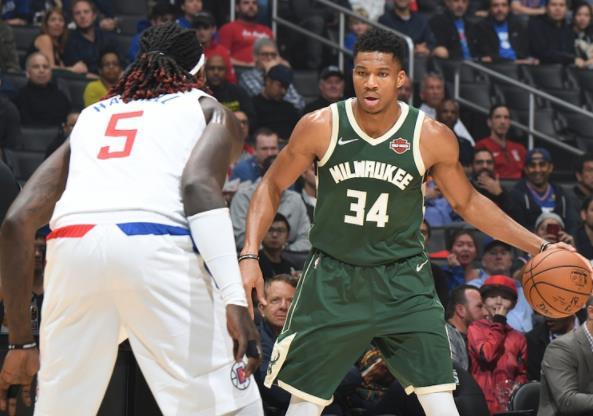  巴恩斯隔扣字母哥引爆全场，猛龙终结雄鹿连胜  